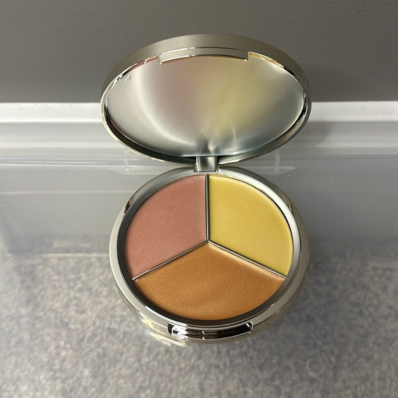 New in Box- Iconic Dewy Highlighter - Picture 2 of 2